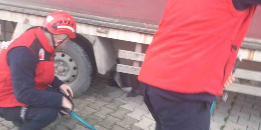 Edremit’te Kamyonun Altında Kalan Vatandaşı İtfaiye Kurtardı