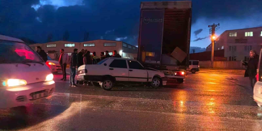 Bursa’da Otomobil Tıra Çarptı: 1 Yaralı