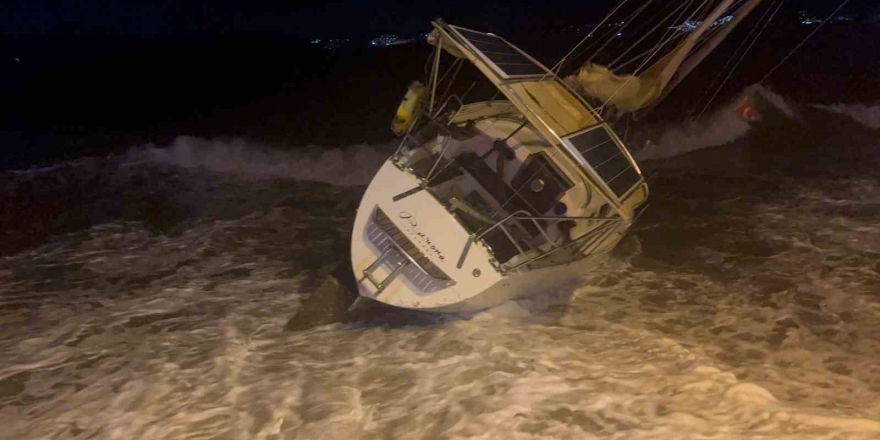 Fırtına Milyonluk Tekneyi Karaya Sürükledi