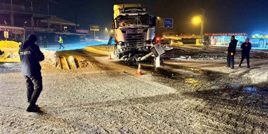 Elazığ’da Tır Kavşaktaki Refüje Çıktı:  1 Yaralı
