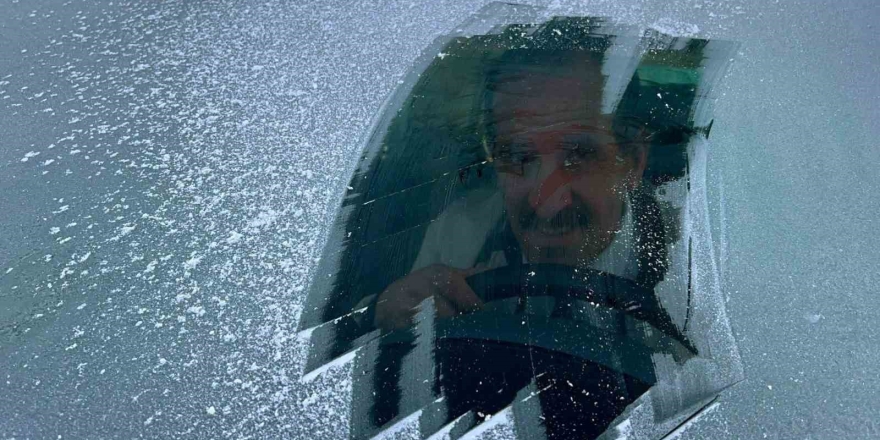 Bayburt’ta Uzmanından Tavsiye: Buzlanan Camı Zarar Vermeden Nasıl Çözeriz!