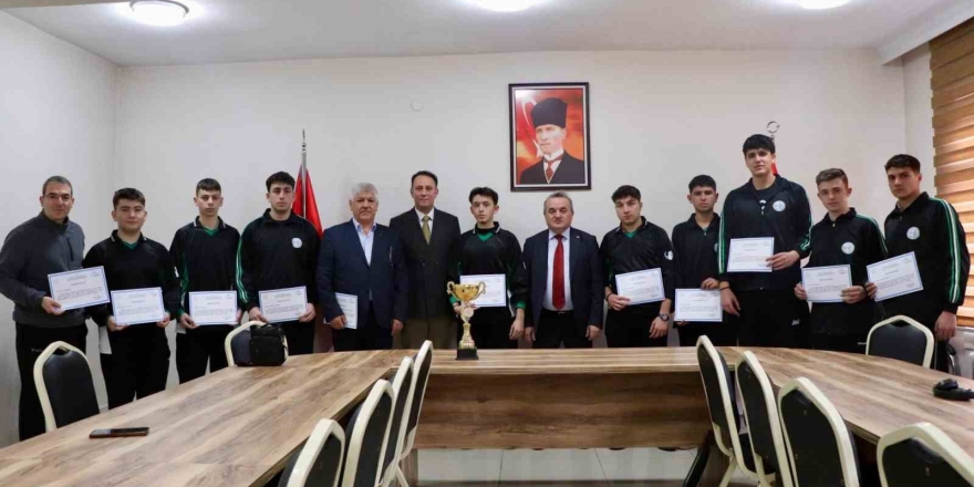 Bilecik’te Hentbol İ̇l Birincileri Ödüllendirildi