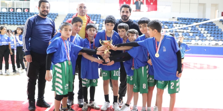 Hakkari’de Küçükler Voleybol İ̇l Birinciliği Sona Erdi