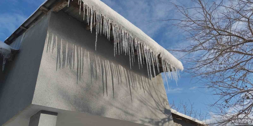 Erciş’te Buz Sarkıtları Tehlike Saçıyor