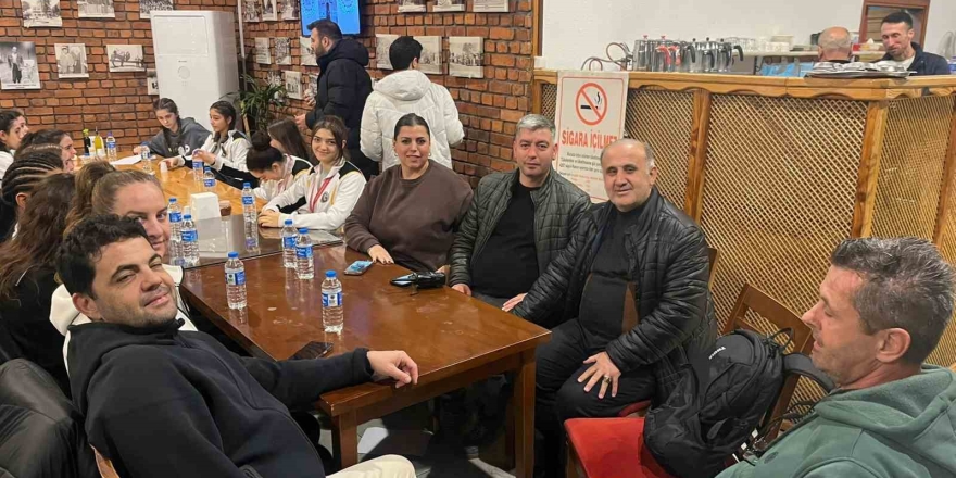 İ̇ncirliova Belediyesi Yolda Kalan Sporcuların Yardımına Koştu