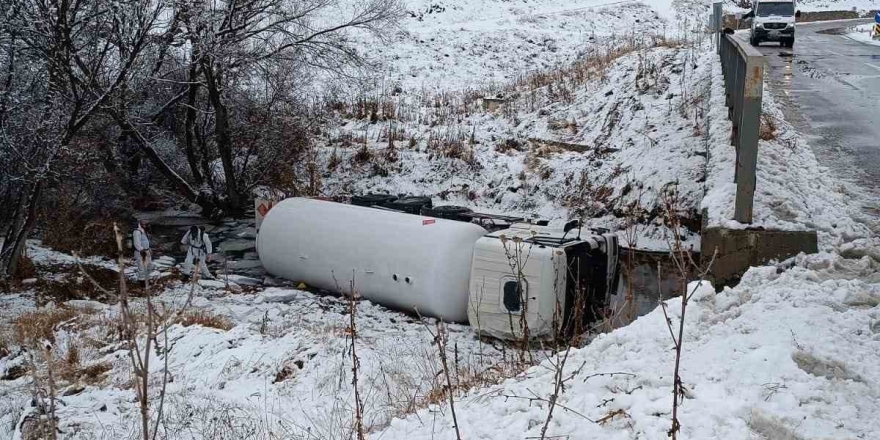 Gümüşhane’de Lpg Yüklü Tanker Dere Yatağına Devrildi: 1 Yaralı
