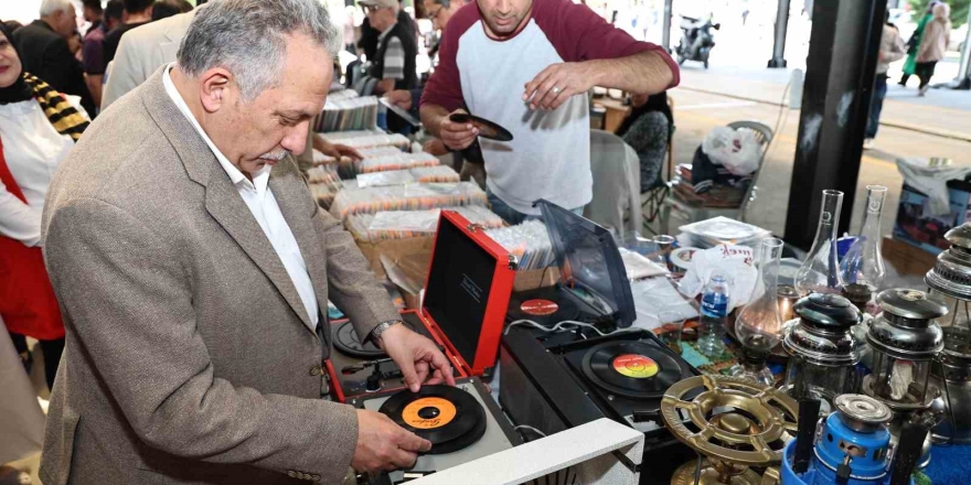 Antikacılar; Yeni Yılda Da Kendi Yerinde, Kendi Gününde