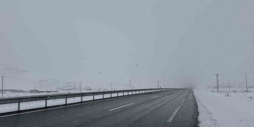 Görüş Mesafesi Düştü.. Pamuk Geçidi'nde Kar ve Sis Sürücüleri Zorluyor!