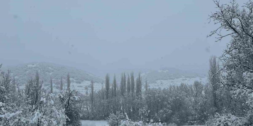 Eskişehir’de Kar Kalınlığı 25 Santimetreyi Geçti, Yollar Kapandı
