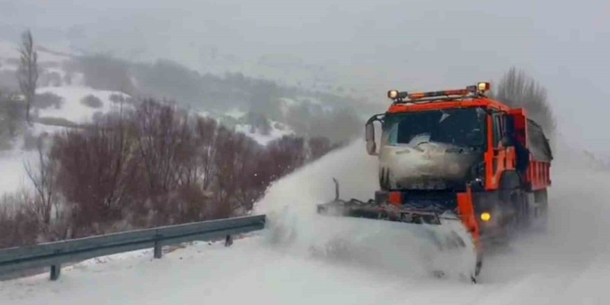 Kar Durmadı.. Karayolları Ekipleri Gece Gündüz Sahada!