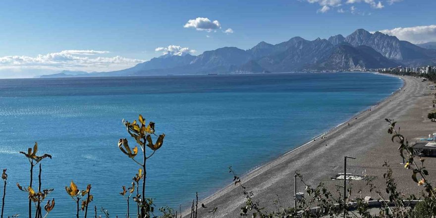 Antalya'da Kışa Meydan Okuyan Görüntüler.. 'Soğuk Hava'da Denize Girdiler!