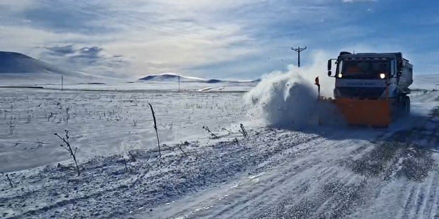 Kar ve Tipi Ulaşımı Felç Etti.. Kars'ta 200 Köy Yolu Kapandı!