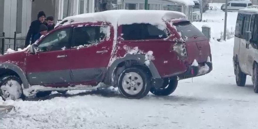 Ardahan’da Buz Tutan Yolda Araçlar İlerleyemedi