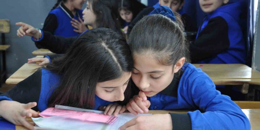 Kars'ta Okullarda Karne Heyecanı.. 56 Bini Aşkın Öğrenci Tatile Çıktı!