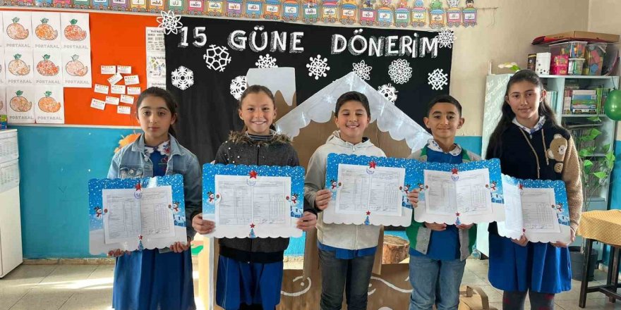 Akyaka’da Köy Okulunda Öğrenciler Karnelerini Aldı