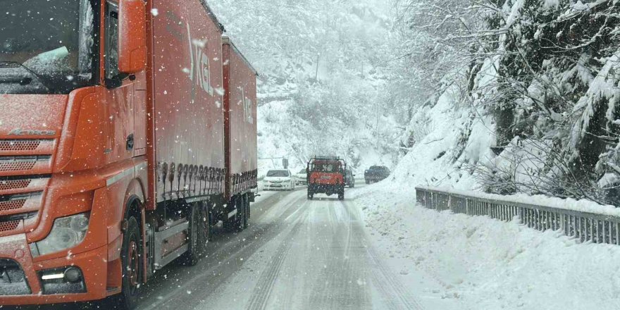 Hopa-Borçka Karayolunda Kar Ve Tipi Ulaşımı Güçleştiriyor