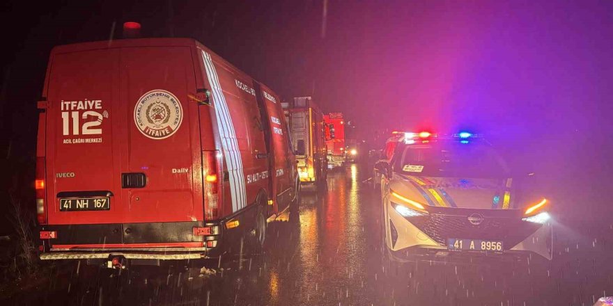 Otomobil Çaya Uçtu: Baba ve Oğlu Hayatını Kaybetti