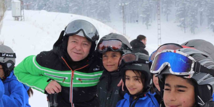 'Karın Yıldızları' Projesi.. Karslı Çocuklar Sarıkamış'ta Kayak Öğreniyor!