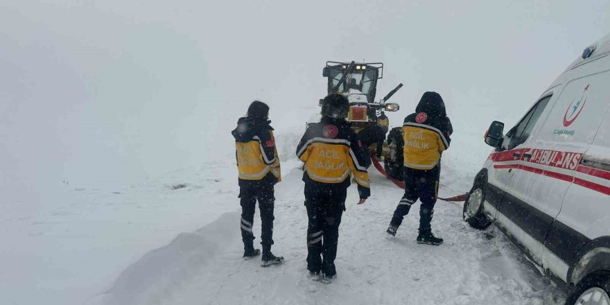 Zamanla Yarış.. Kars’ta Kara Saplanan Ambulanslar İçin Ekipler Seferber Oldu!