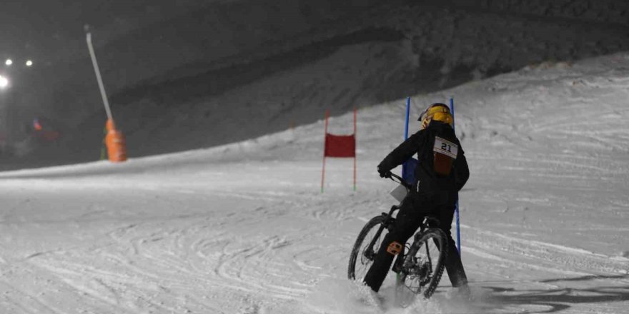 Palandöken'de Snowbike Şampiyonası.. Sporcular Kıyasıya Mücadele Etti!