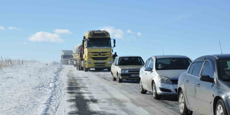 Kars’ta Tırın Kaymasıyla Kapanan Karayolu Yeniden Ulaşıma Açıldı