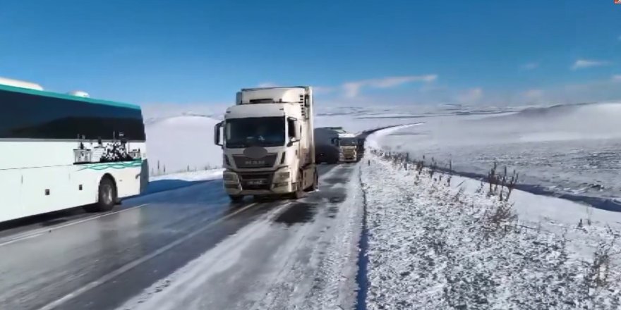 Kars’ta Buz Pisti Gibi Yol: Çok Sayıda Tır Kaydı, Vatandaşlar Mahsur Kaldı