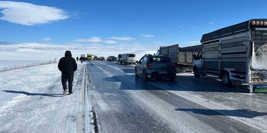 Eksi 30’a Düşen Sıcaklıklarda Buz Pistine Dönen Yolda Araçlar Mahsur Kaldı
