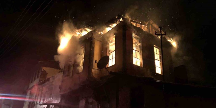 Kastamonu’da Üç Katlı Tarihi Konak Yangında Küle Döndü
