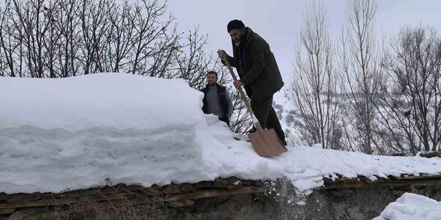 Muş’ta Tek Katlı Evler Kara Gömüldü