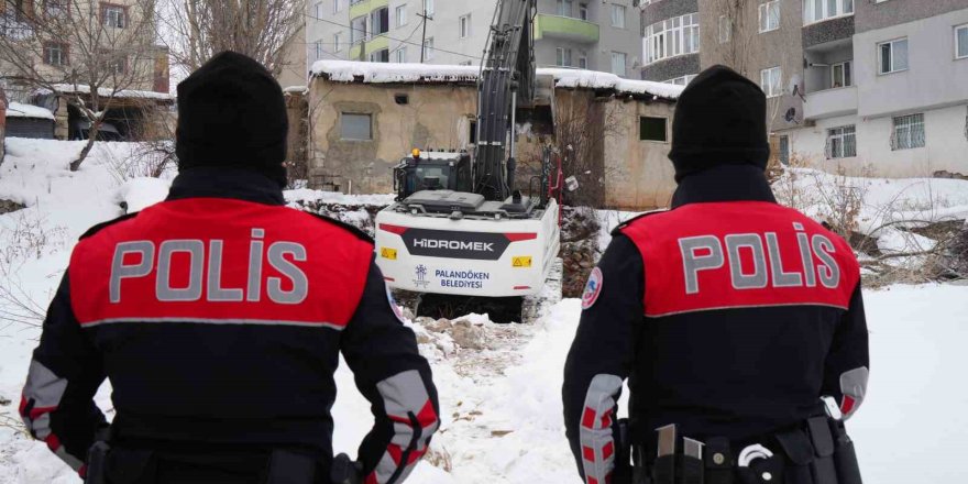 Erzurum’da Güvenlik Ve Huzur İçin Metruk Binalar Tek Tek Yıkılıyor