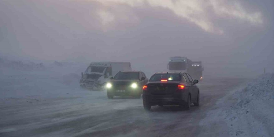 Erzurum-Artvin Kara Yolunda Tipi Etkili Oldu, 6 Araç Kaza Yaptı