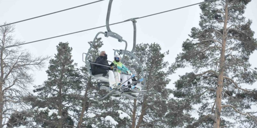 Beyaz Örtüde Unutulmaz Anlar.. Sarıkamış Kayak Merkezi'nde Gece Kayak Keyfi!