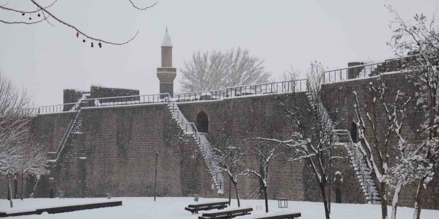 Kar Yağışı Diyarbakır'ı Mest Etti.. Sur'un Tarihi Güzellikleri Beyazla Kaplandı!