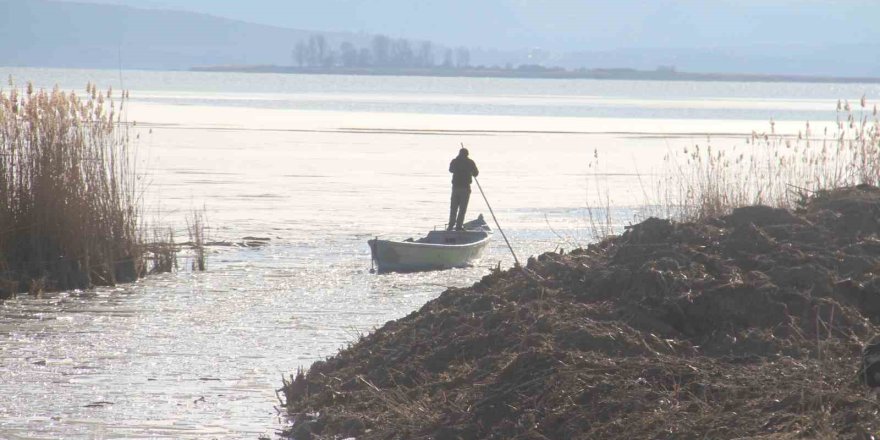Beyşehir Gölü’nde Balıkçıların Buzla İmtihanı