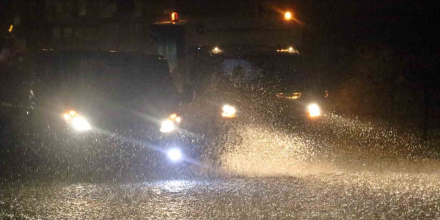 Antalya’da Sağanak Yolları Göle Döndürdü: Çok Sayıda Araç Mahsur Kaldı