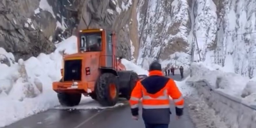 Hakkari-Yüksekova Kara Yoluna Çığ Düştü