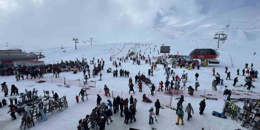 Erciyes Hafta Sonu 320 Bin Kişiyi Ağırladı