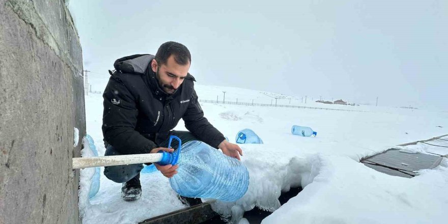 Karayazı'da Dondurucu Soğuklar.. Eksi 27 Derecede Su Hatları Dondu!
