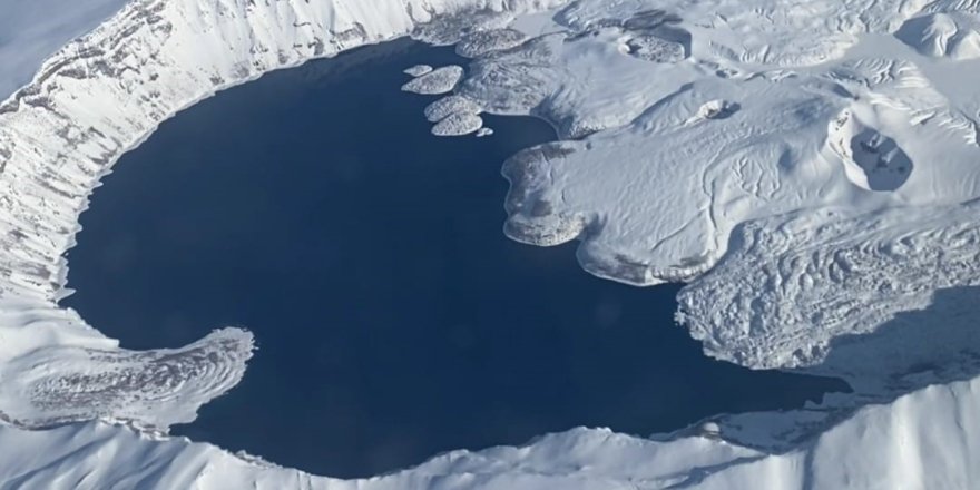 Nemrut Krater Gölü’nün Kış Güzelliği Mest Etti