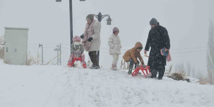 Kars’ta Kar Yağışı Eğlenceye Dönüştü