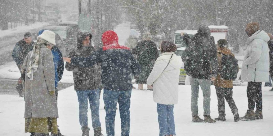 Kars Beyaza Büründü.. 'Tarihi Kent' te Masal Gibi Kış Manzarası!
