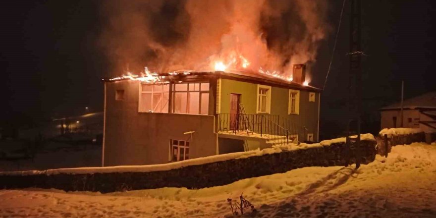 Akyaka'da İmam Evi Yangında Küle Döndü.. Ev Kullanılamaz Hale Geldi!