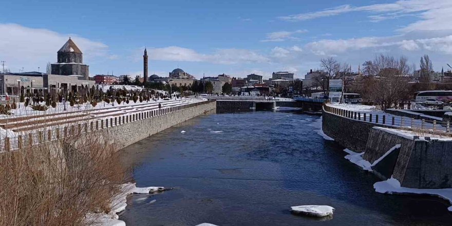 Kars'ta Şubat Sürprizi.. Kış Yerini 'Bahar Havası'na Bıraktı!