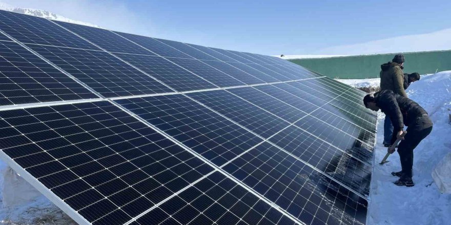 Kars’ta Köylüler, İçmesuyu İçin Kurdukları Ges Sitemlerinin Karını İmece Usulü Temizliyor