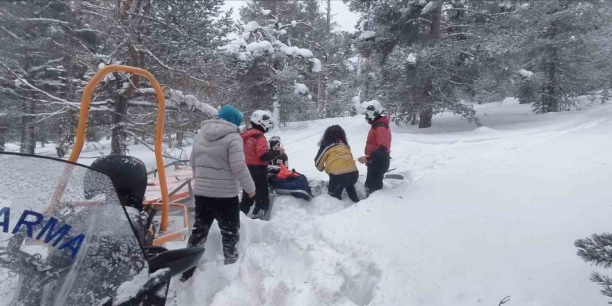 Pistte Talihsiz Olay.. Sarıkamış'ta Kayak Kazası, Yaralı Kadın Kurtarıldı!