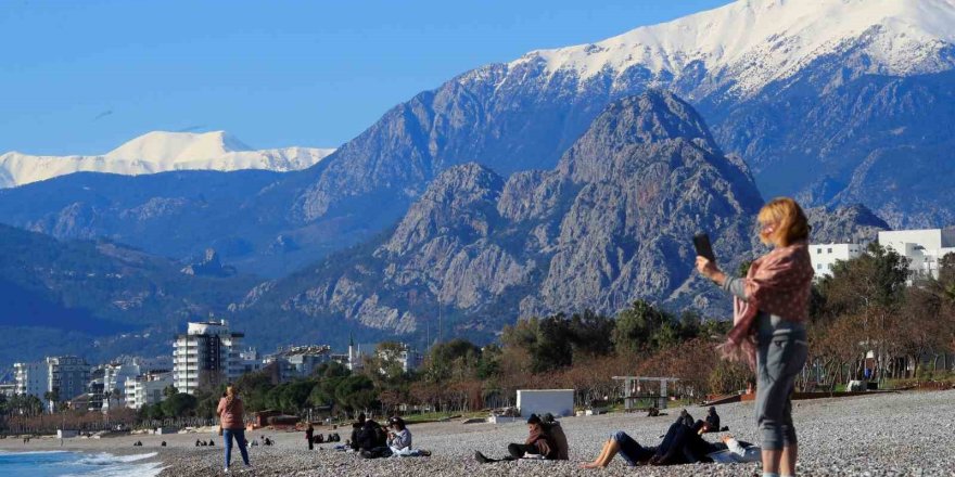 Antalya’da Karlı Dağların Gölgesinde Deniz Keyfi