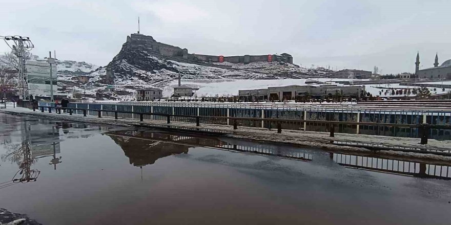 Şubat Sürprizi.. Kar Eridi, Sokaklar Suyla Doldu, Belediye Yetersiz Kaldı!