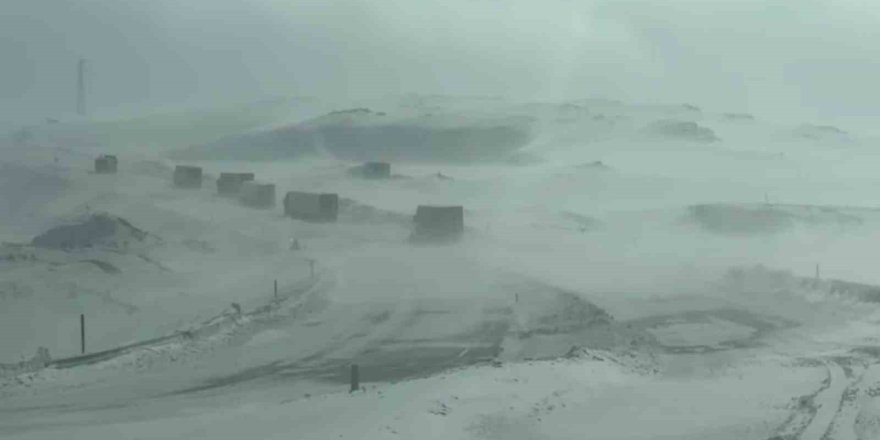 Tendürek Geçidi Kara Teslim.. Yol Kapandı, Sürücüler Mahsur Kaldı!