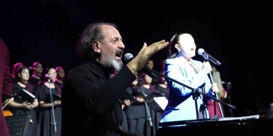 Atatürk Üniversitesi'nde 'Kim Var Sanat' Etkinliği.. Müzik ve Tiyatro ile Yetenekler Sergilendi!