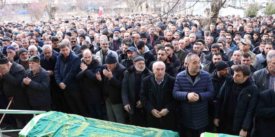 Oltu’da Acı Gün.. İki Kardeş ve Arkadaşları Gözyaşlarıyla Uğurlandı!